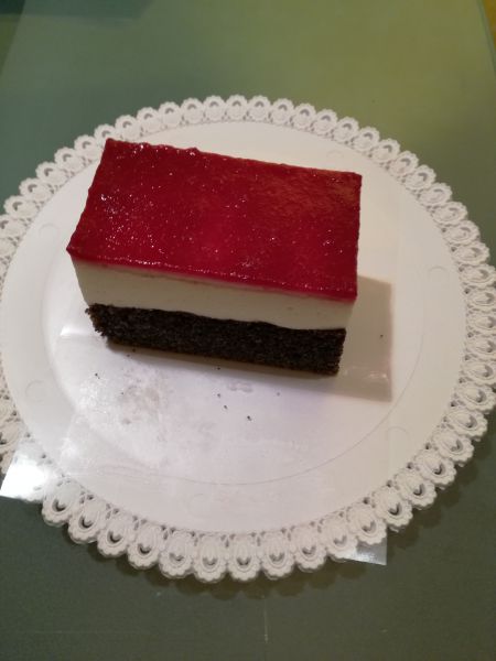 Mohn Joghurtschnitte mit Himbeerspiegel Bio