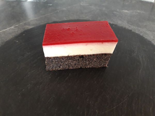 Mohn-Joghurtschnitte mit Himbeerspiegel